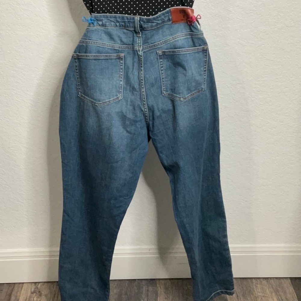Frye EUC Size 12 Boyfriend Tapered Leg Jeans. Inseam 29” Waist 34” Rise 10” - Picture 2 of 3